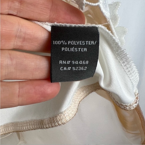 Vera Wang White Embroidered Lace
Dress 6 - Picture 9 of 12